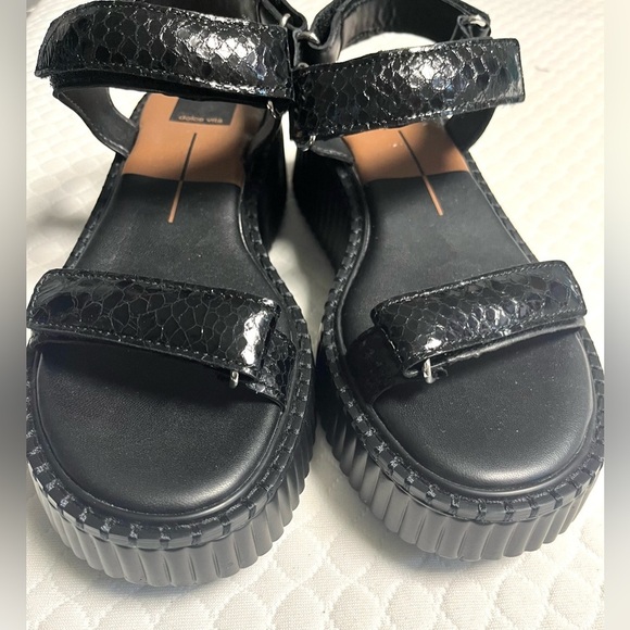 New Dolce Vita Debra Platform Sandals Midnight Black Embossed Leather
Women's 9 - Picture 4 of 9